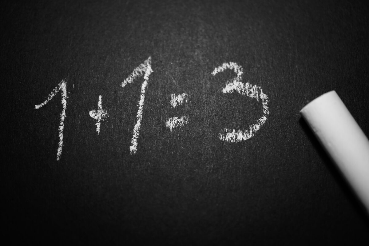 Auf Wandtafel mit Kreide geschrieben "1+1=3"